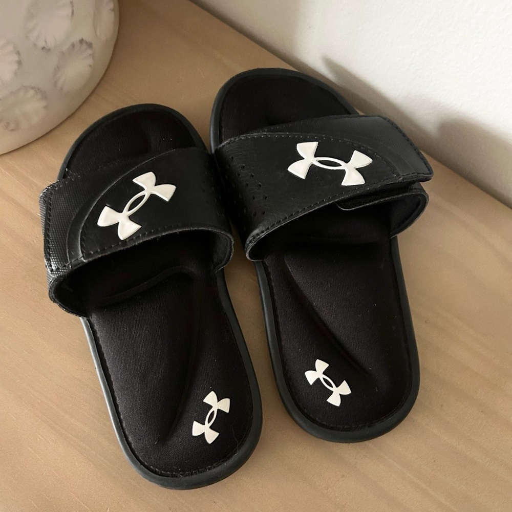 Under Armour Ignite VI Slides Kids Black & White Comfortable Sandals Size 13